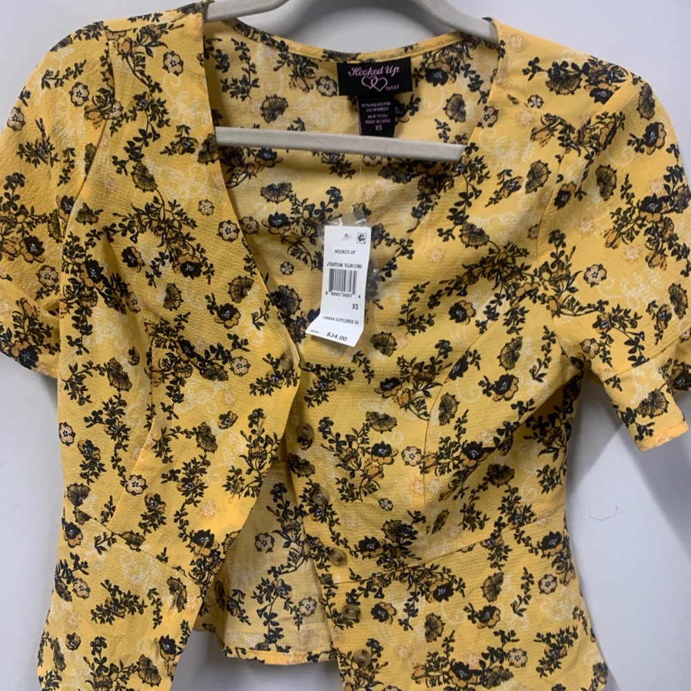 NWT Hooked Up by IOT Yellow Floral Button-Front Blouse
